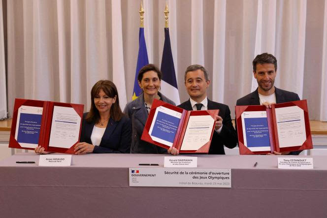 Paris Mayor Anne Hidalgo, Olympic Minister Amélie Oudéa-Castéra, Minister of the Interior Gérald Darmanin and Paris 2024 President Tony Estanguet signed an accord on security for the Olympic Opening Ceremony ©Getty Images