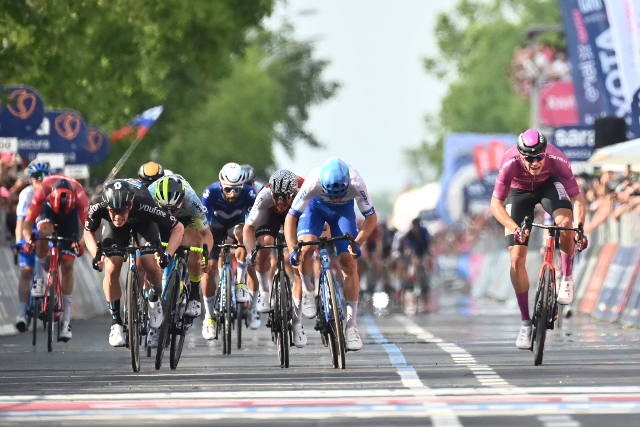 Dainese wins second Giro d’Italia stage after sprint victory, as Thomas retains race lead