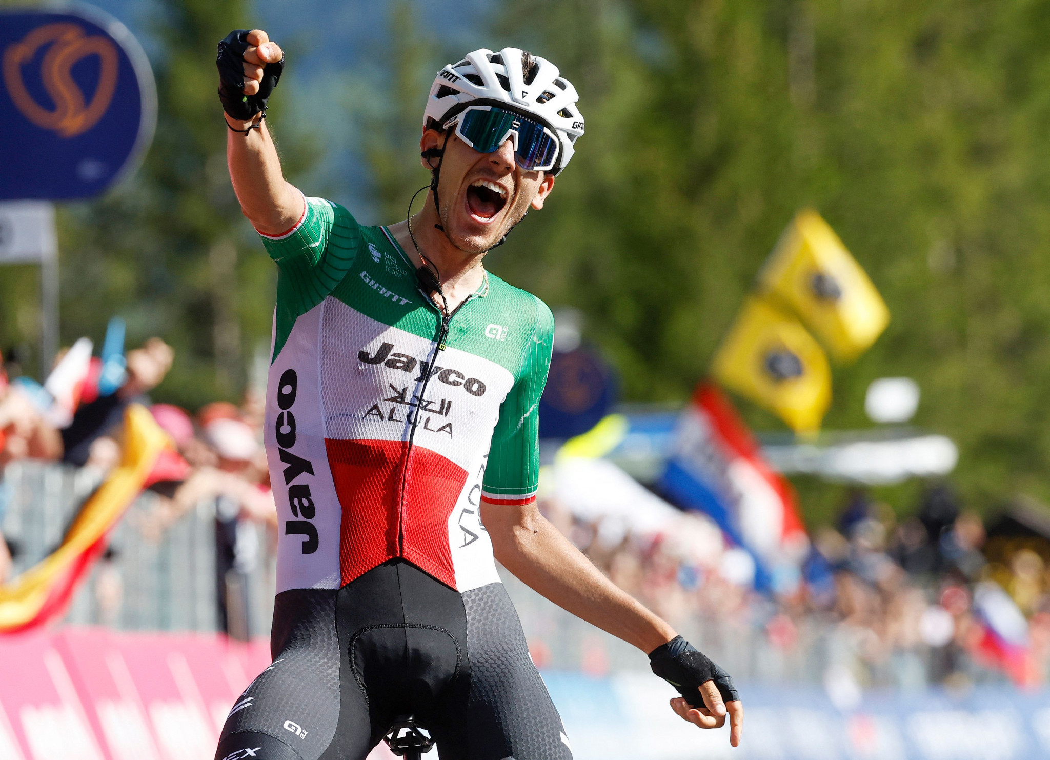 Zana sneaks to Giro d'Italia stage 18 win while Thomas holds lead