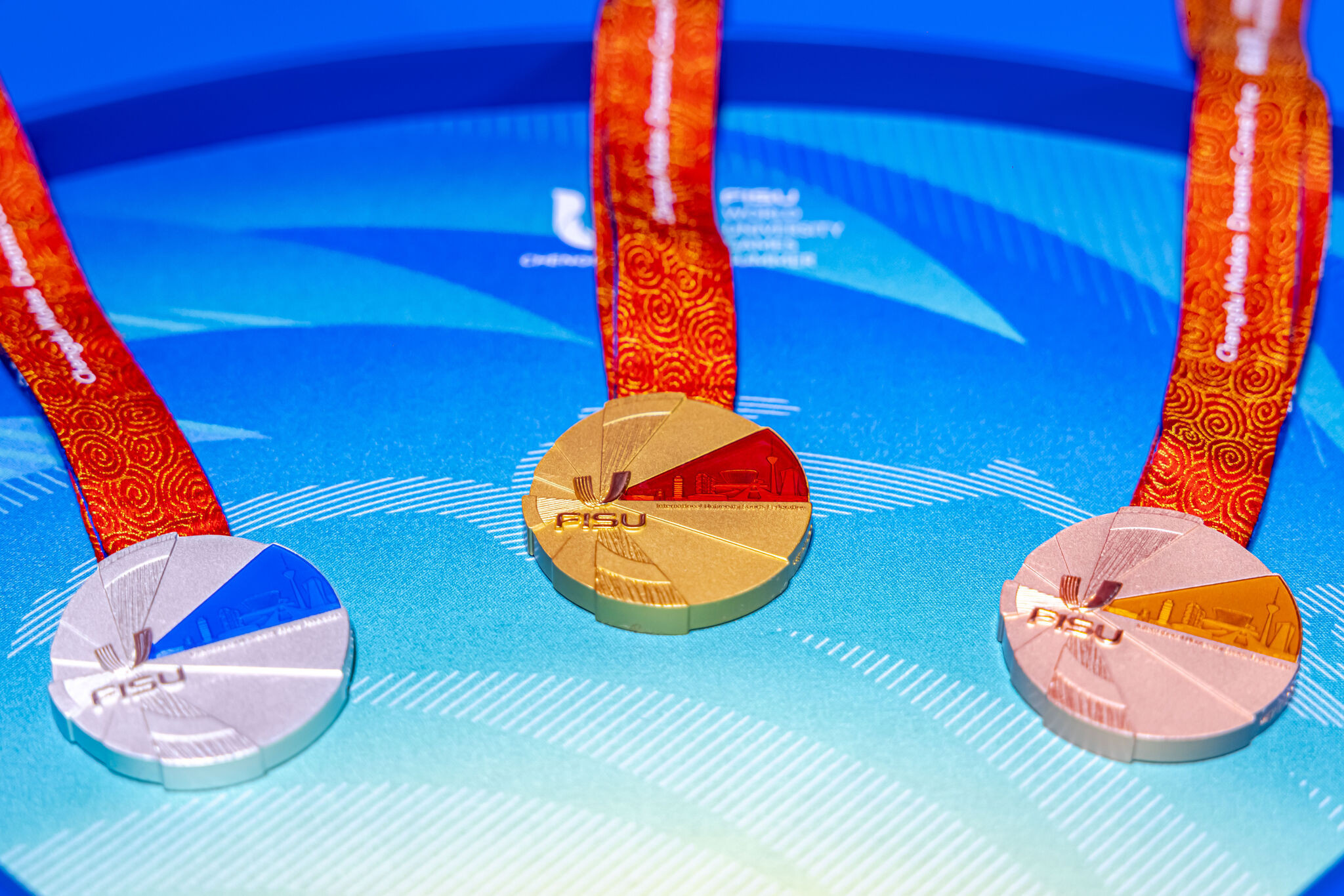 The medals of the Chengdu 2021 FISU World University Games have been named "Rongguang" ©FISU