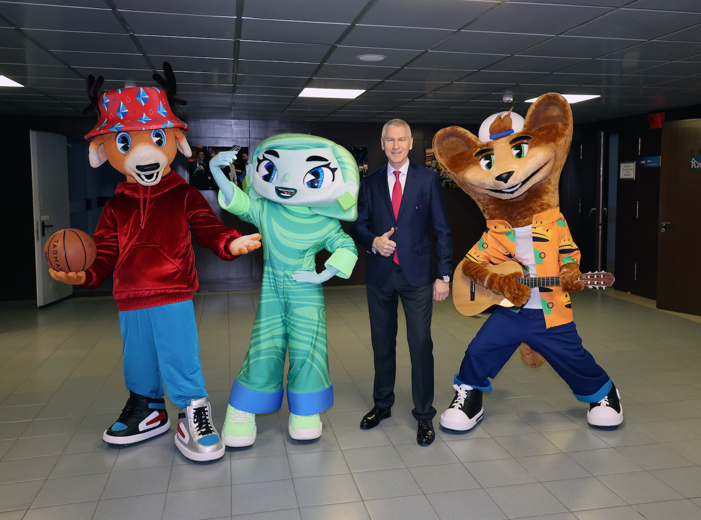 Former FISU President and current Russian Sports Minister Oleg Matytsin poses with the Yekaterinburg 2023 mascots, before the World University Games were removed from the city ©FISU