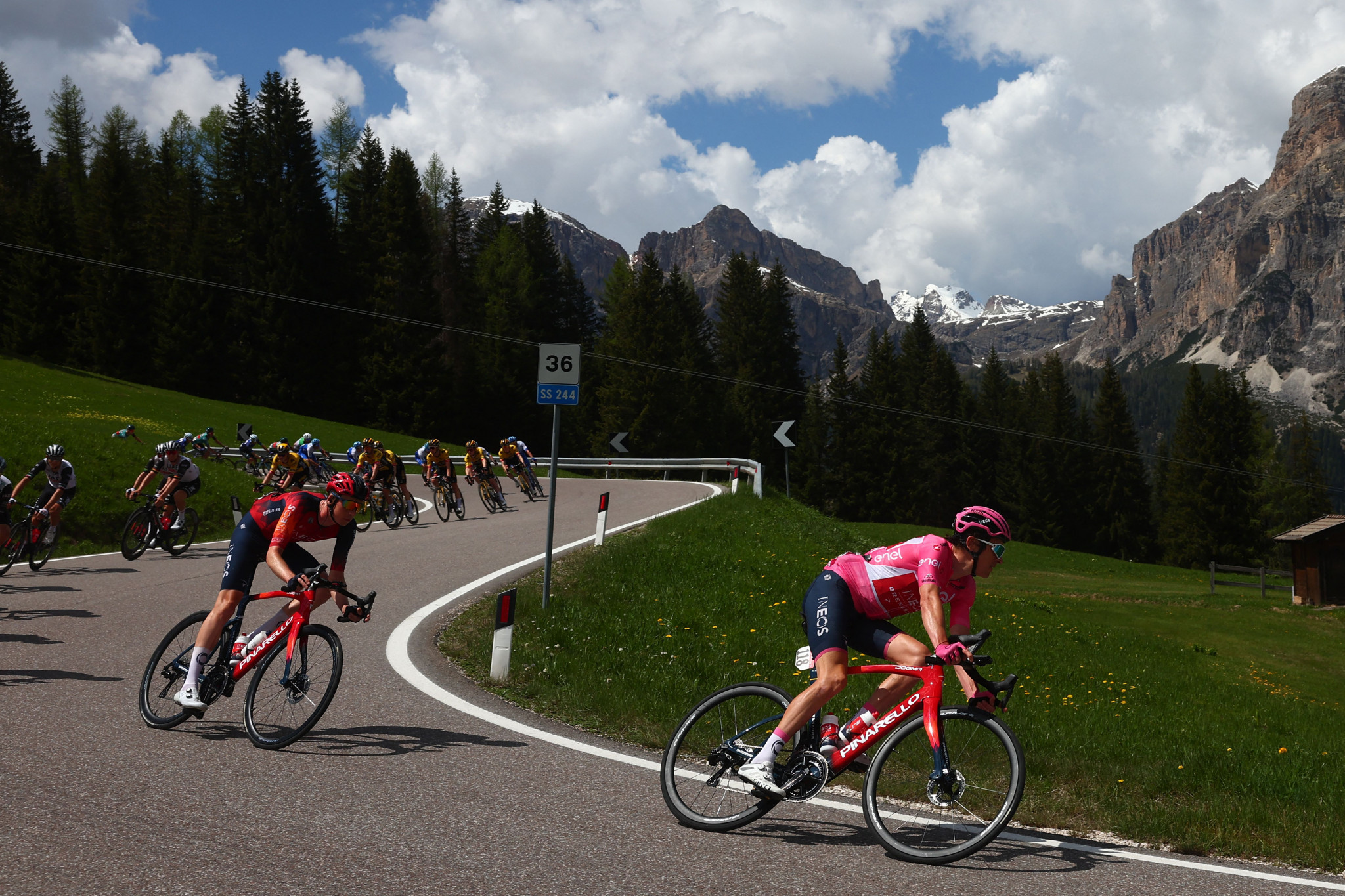 Thomas closes in on Giro d'Italia triumph after Buitrago stage win