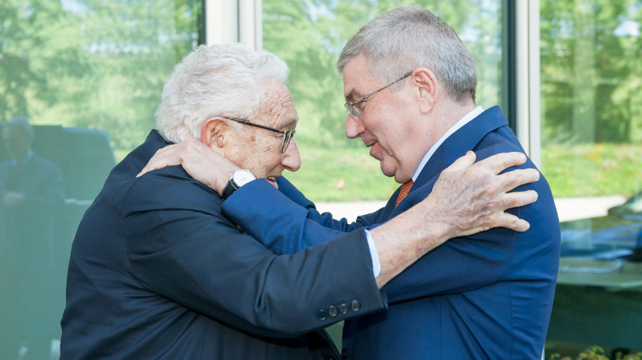 Thomas Bach, right, has paid tribute to Henry Kissinger, left, on his 100th birthday ©Getty Images
