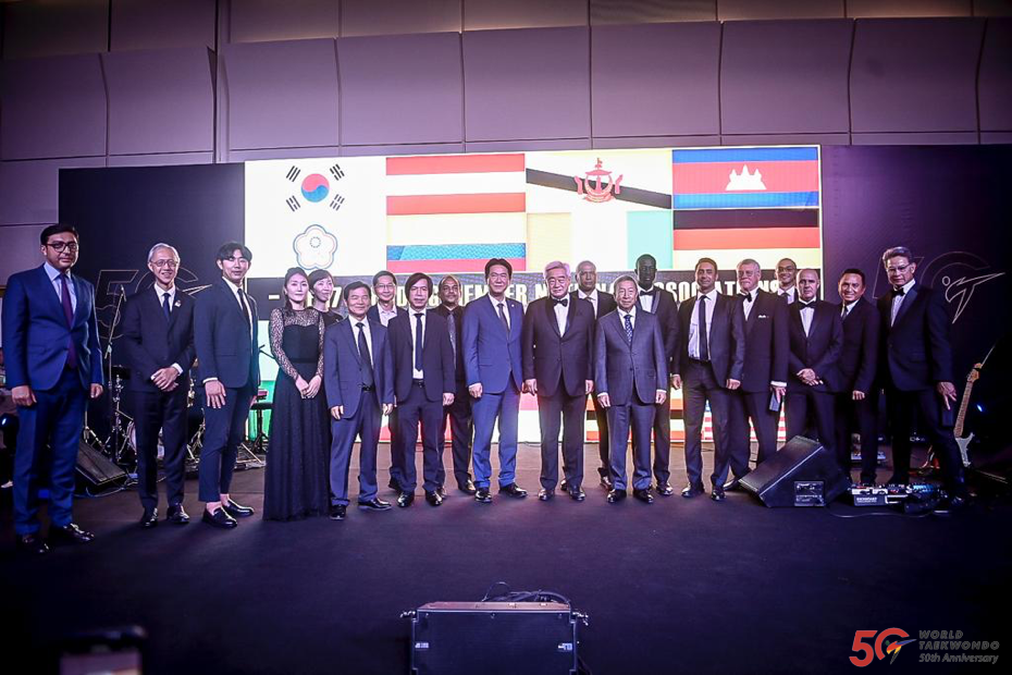 World Taekwondo's 17 founding member nations also received commemorative awards at the gala dinner ©World Taekwondo