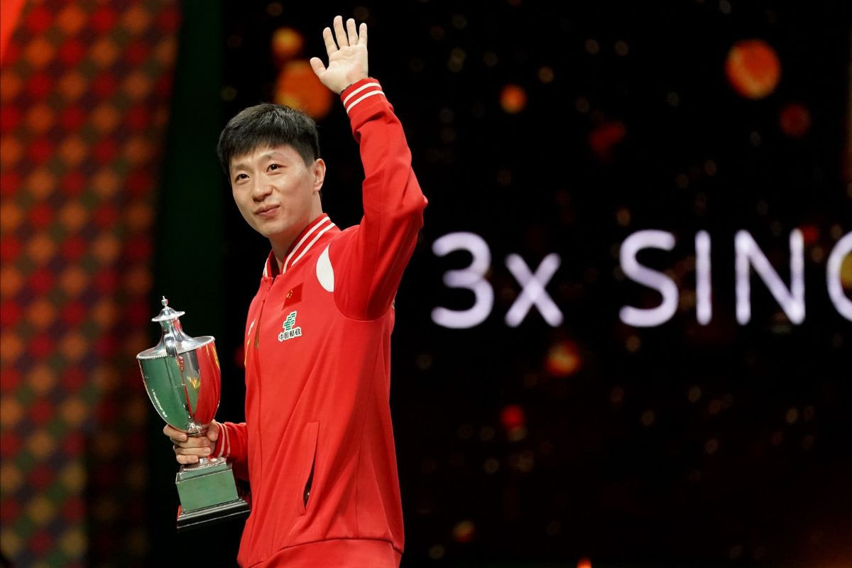 Ma Long was recognised for his contribution to the sport with a replica of the St. Bride Vase Trophy ©ITTF