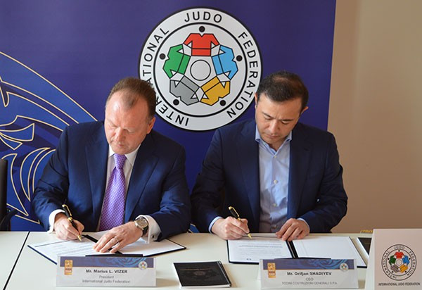 IJF President Marius Vizer (left) signed the deal with Orifjan Shadiyev ©IJF 
