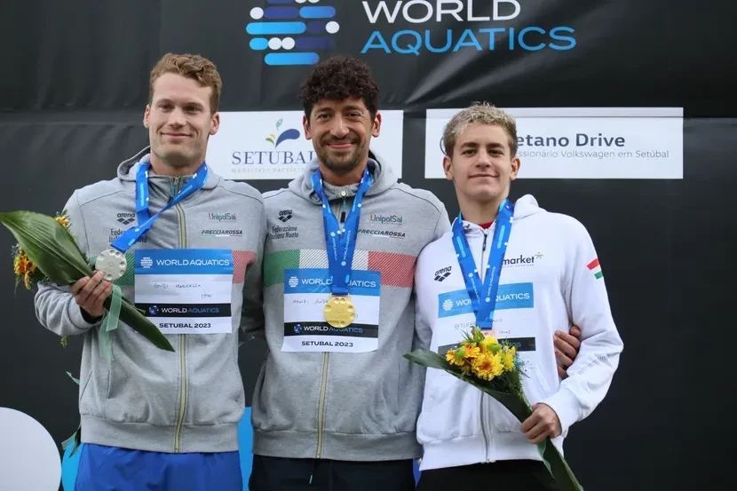 Italy's Andrea Manzi, centre, led an Italian one-two as he triumphed at the World Aquatics Open Water Swimming World Cup in Setúbal ©World Aquatics