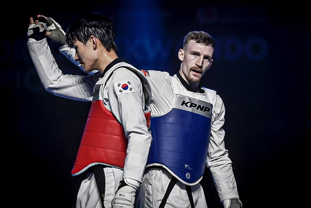 Sinden, right, proved too strong for South Korea's Jin Ho-jun, left, in the final ©World Taekwondo