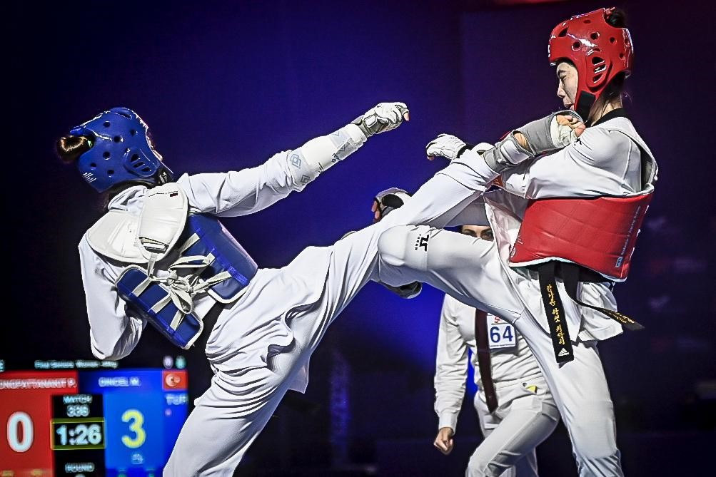Dinçel, left, salvaged her final against Thailand's Olympic champion Panipak Wongpattanakit, right, in the dying embers of the second round before winning the third ©World Taekwondo