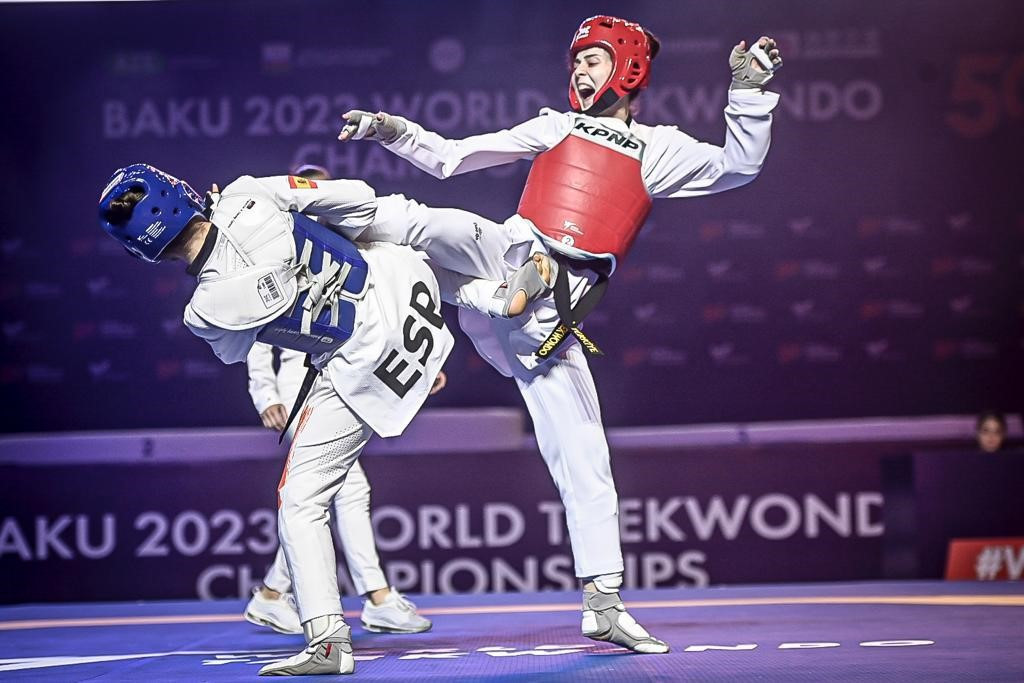 Dinçel, right, knocked out the world number one Adriana Cerezo Iglesias of Spain, left, in the semi-final ©World Taekwondo