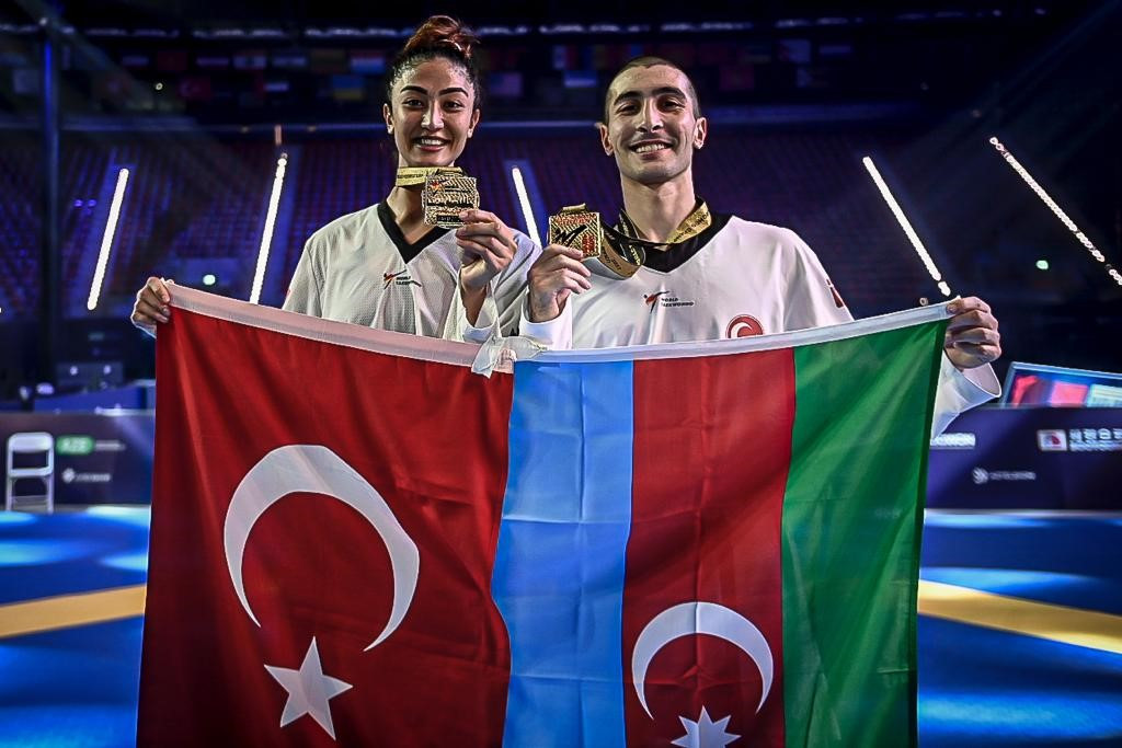 Turkey's Nafia Kuş, left, and Hakan Reçber, right, both won gold at the World Taekwondo Championships on day four ©World Taekwondo