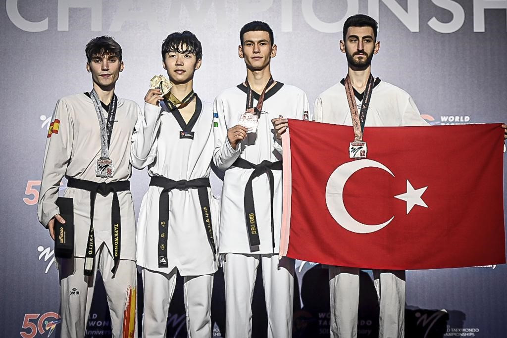 Park Tae-joon of South Korea, second left, won his first World Taekwondo Championships gold at men's under-54 kilograms with victory in the final against Spain's Hugo Arillo Vazquez ©World Taekwondo