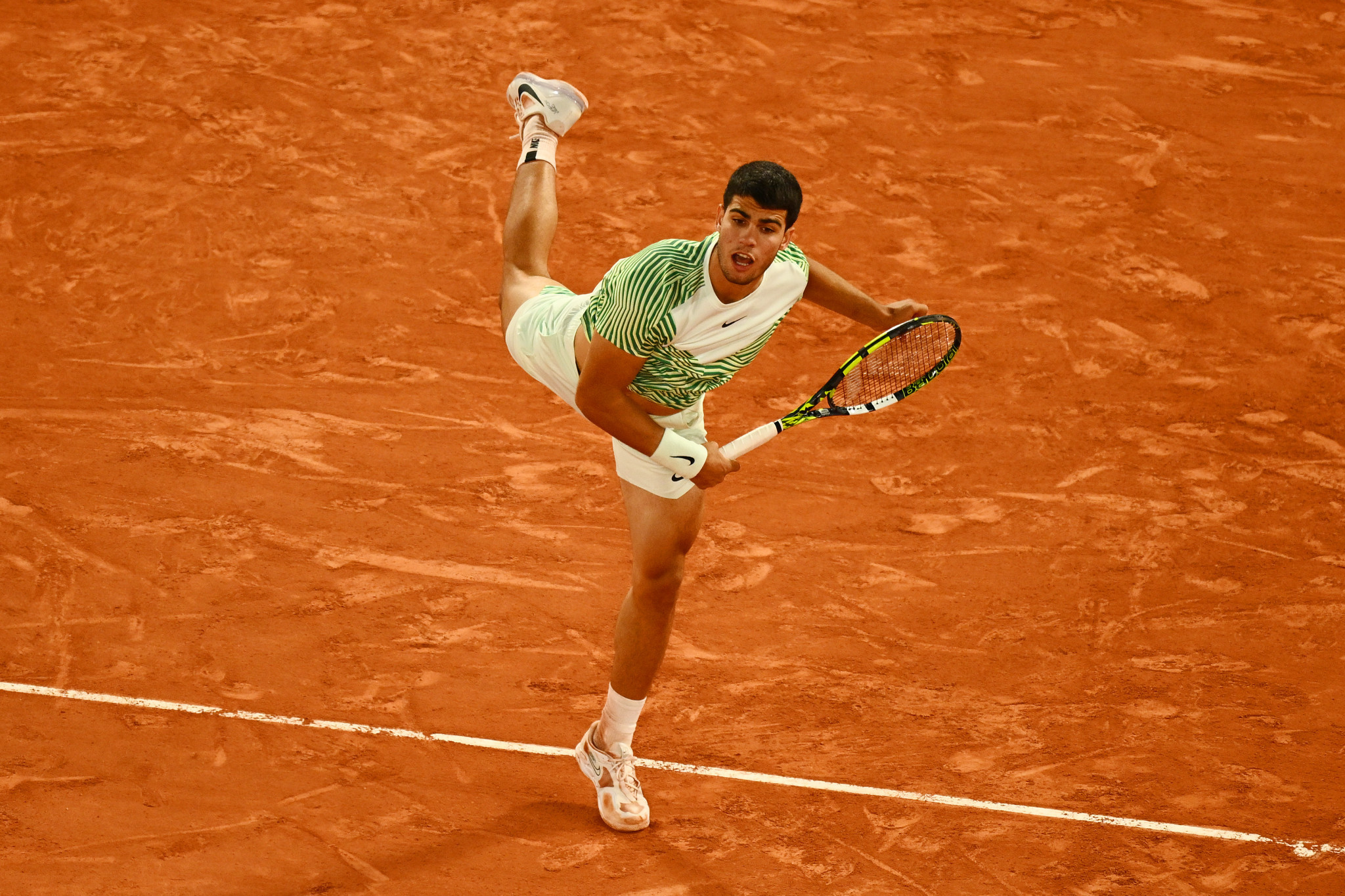 Carlos Alcaraz progressed in the French Open with victory over Denis Shapovalov ©Getty Images