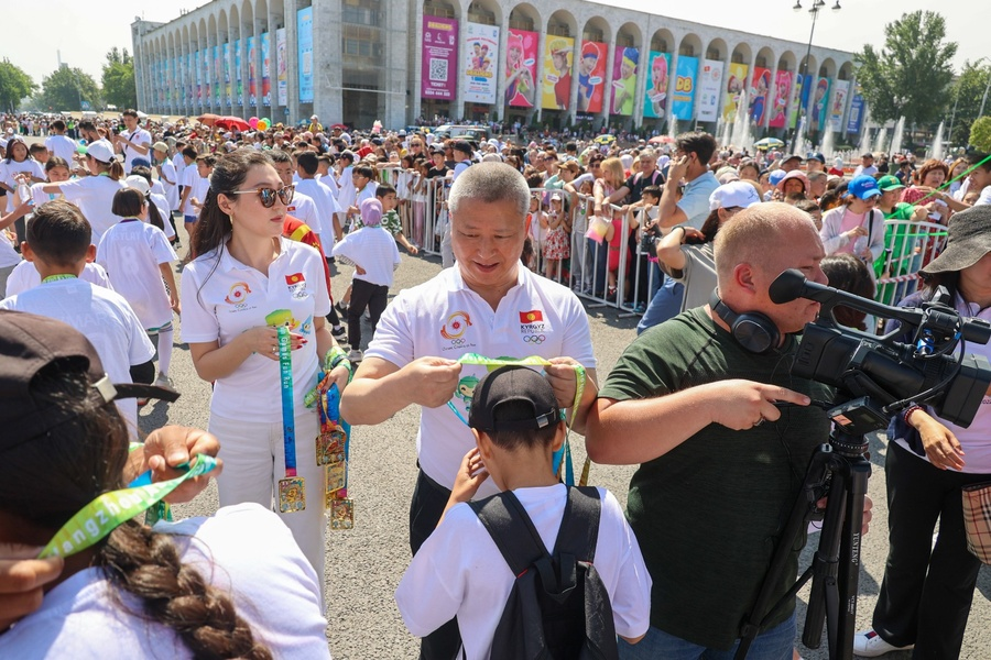 National Olympic Committee of the Kyrgyz Republic President Sadyr Mamytov helped hand out medals to finishers at the Hangzhou Asian Games Fun Run in Bishkek ©OCA