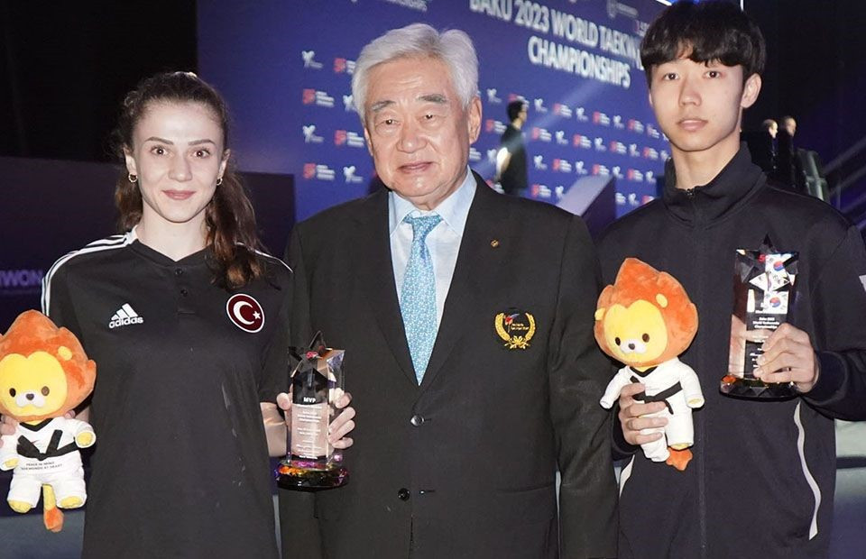 Turkey's Merve Dinçel, left, and South Korea's Park Tae-joon, right, were presented with most valuable athlete awards by World Taekwondo President Chungwon Choue, centre, at the Closing Ceremony ©World Taekwondo