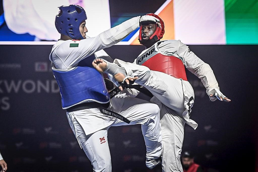 Cissé, right, won both rounds against Mexico's defending champion Carlos Sansores, left,  2-1 in the semi-finals ©World Taekwondo