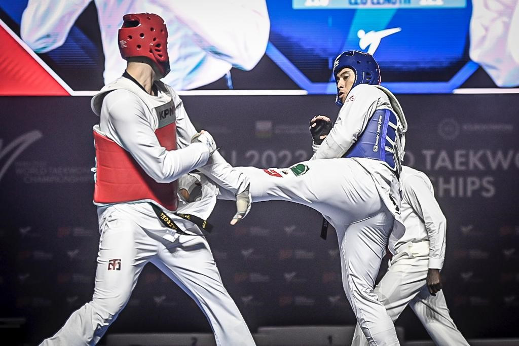 Sansores, right, defeated Turkey's European champion Emre Kutalmış Ateşli, left, in the semi-final in the other half of the draw ©World Taekwondo
