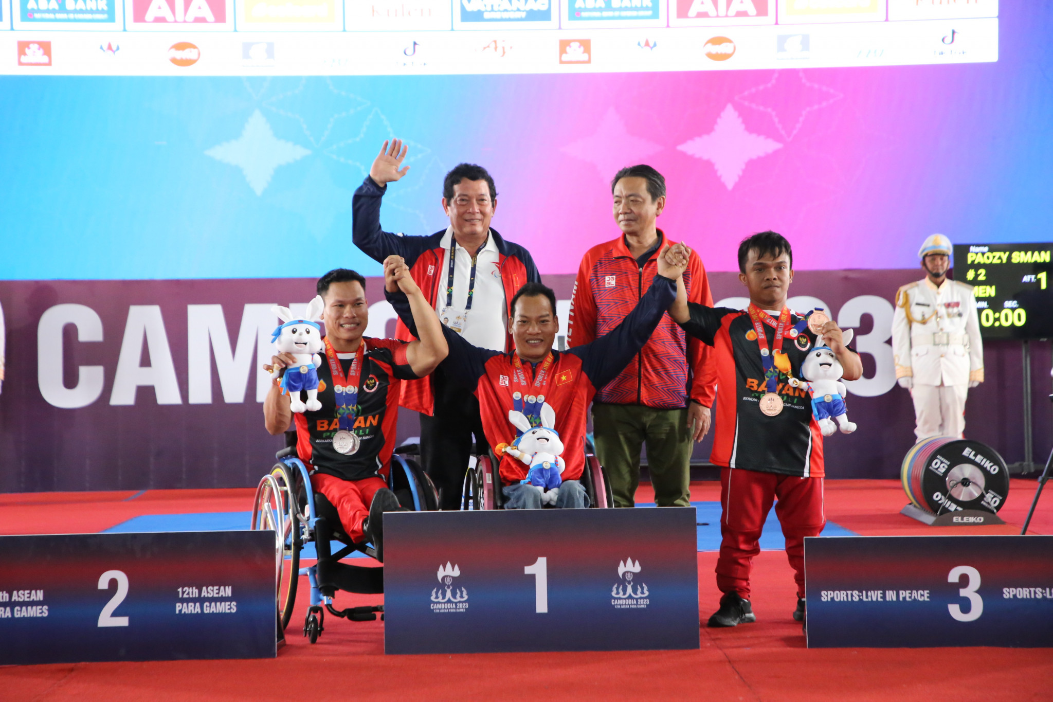 Vietnam's Ni Nengah Widiasih, centre, won two powerlifting golds at the ASEAN Para Games in Phnom Penh ©APSF
