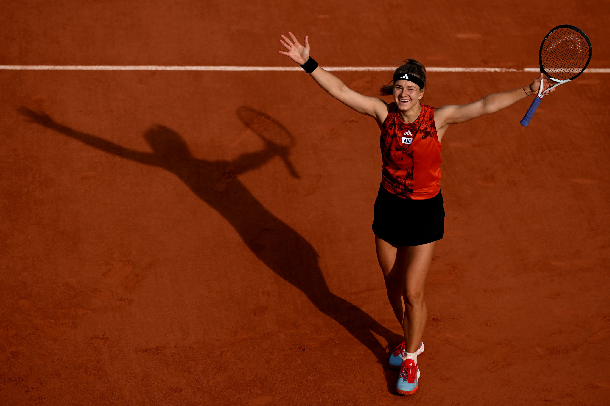 Muchová stuns Sabalenka to reach French Open final against Świątek 