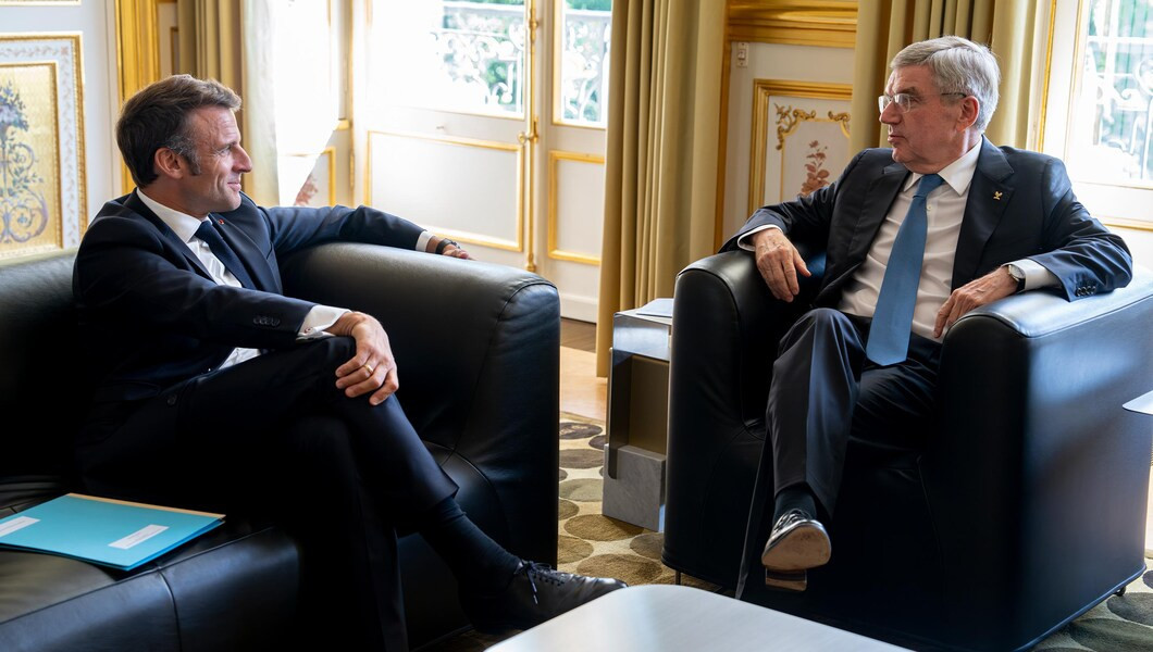 Emmanuel Macron, left, met with Thomas Bach in Paris ©IOC
