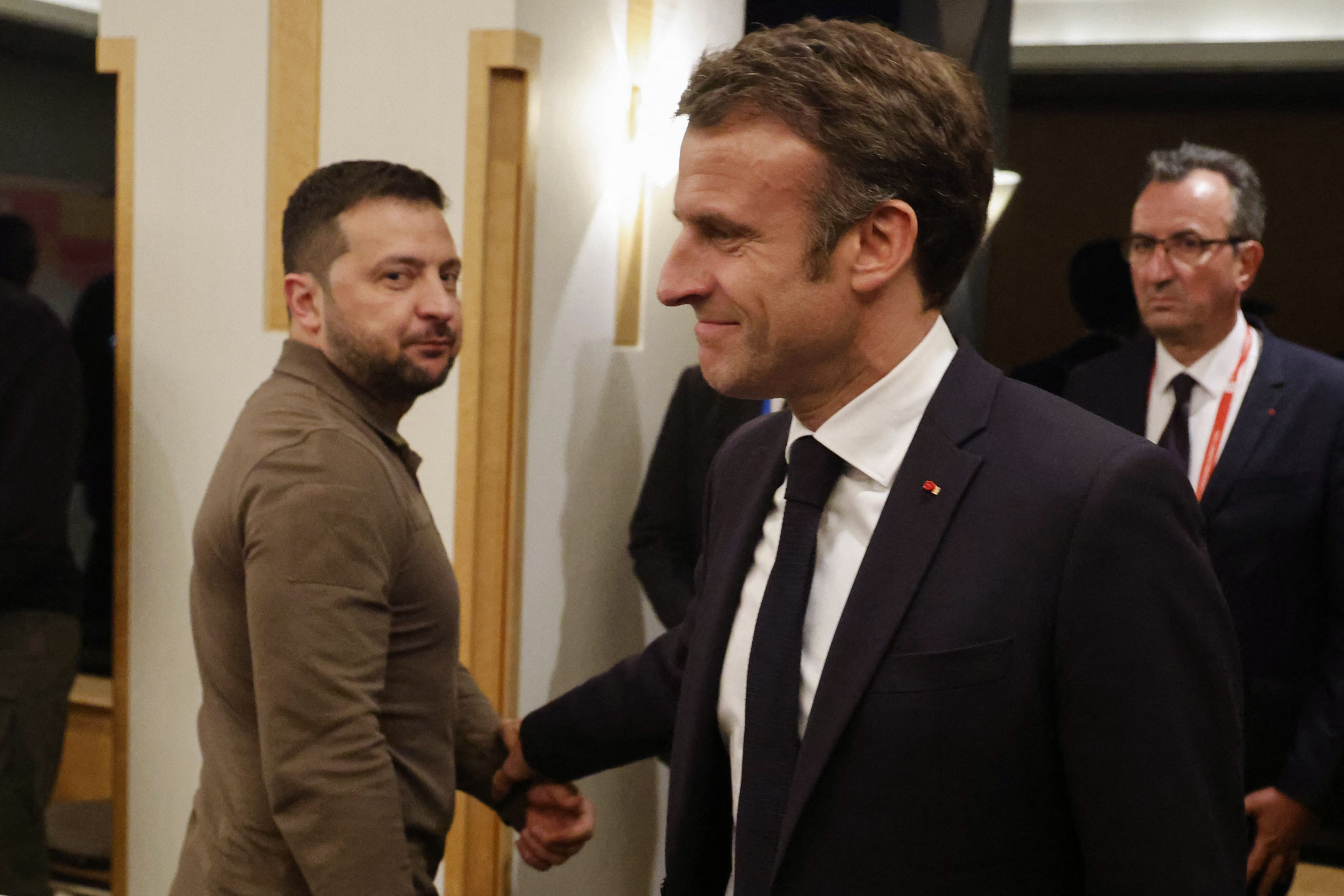Volodymyr Zelenskyy, left, has urged Emmanuel Macron to block Russians and Belarusians from competing at Paris 2024 ©Getty Images