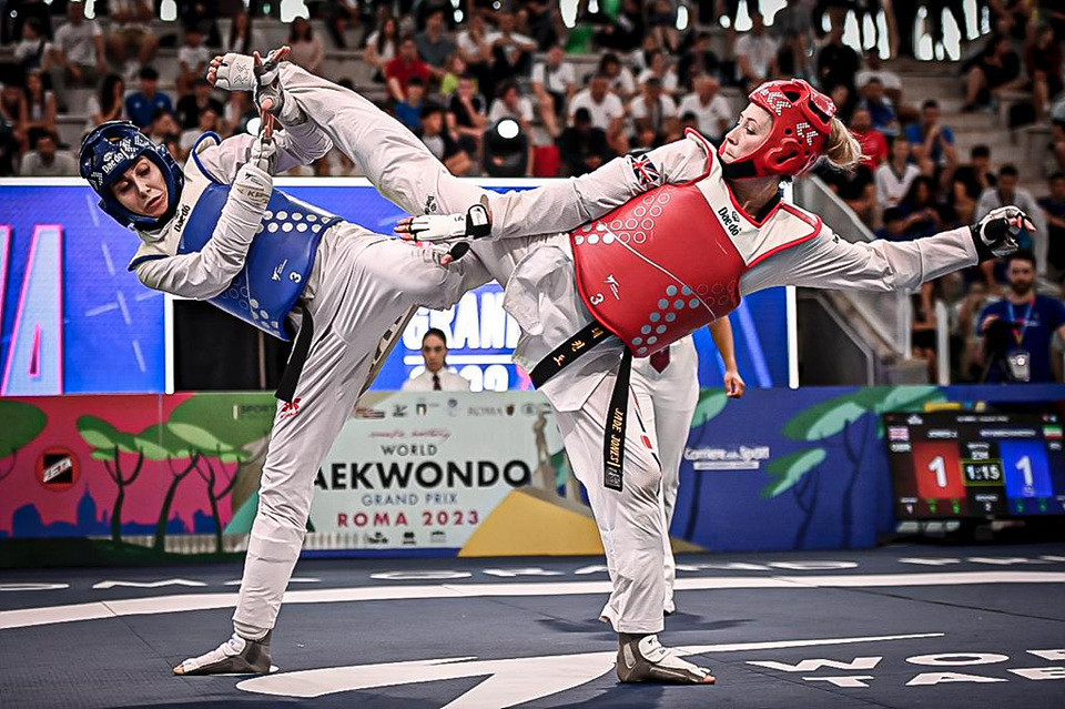 Britain's Jade Jones, right, triumphed in the women's under-57kg final against Iran's Nahid Kiyanichandeh, left ©World Taekwondo