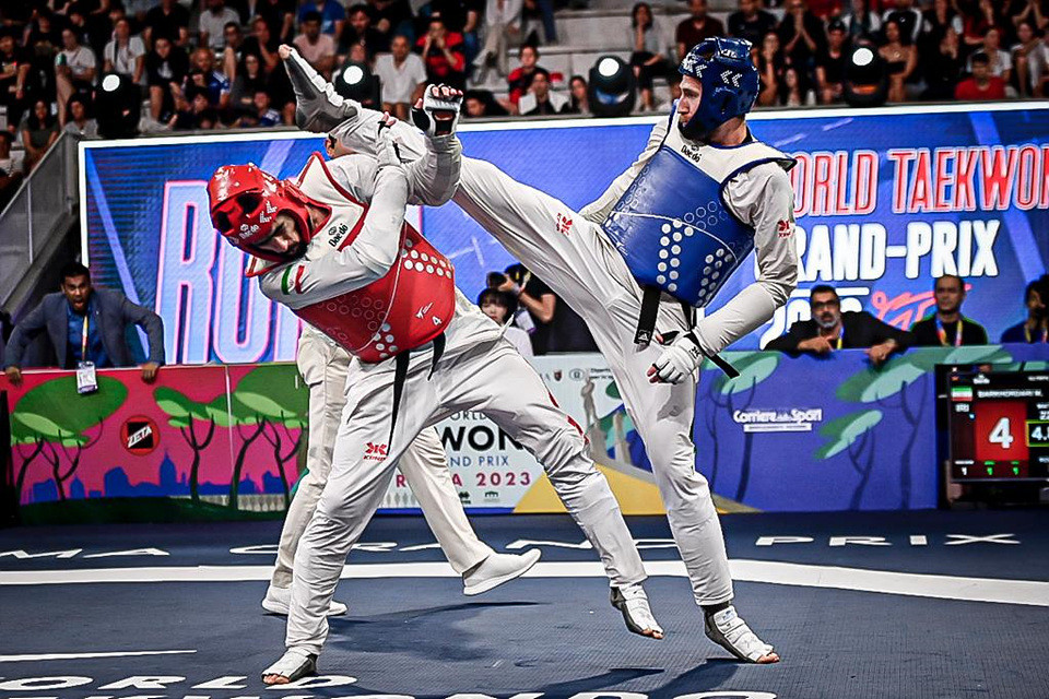 Jordan's Saleh Elsharabaty, right, beat Iran's Mobina Nematzade, left, in the men's under-80kg final in Rome ©World Taekwondo