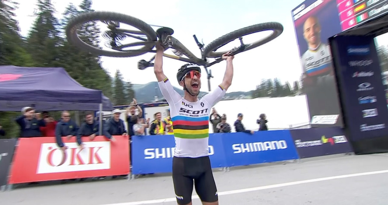 Switzerland’s Nino Schurter celebrates after claiming his 34th UCI Mountain Bike World Cup win in his career ©UCI