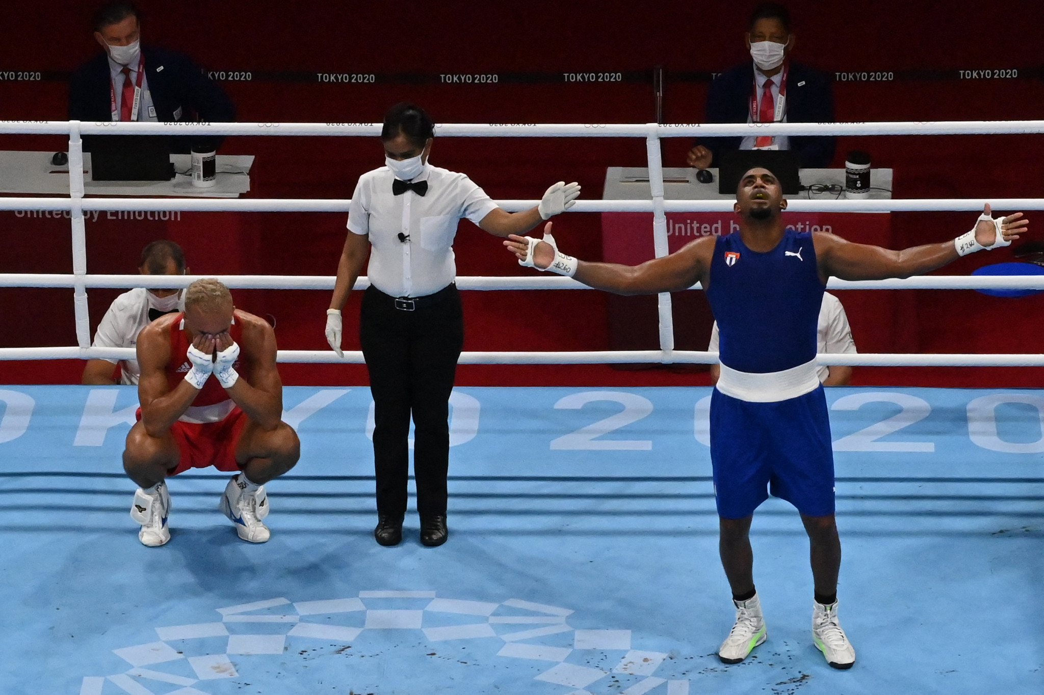 Sri Lankan referee Thampu Nelka Shiromala, centre, officiated the men’s light heavyweight final between Britain's Benjamin Whittaker, left, and Cuba's Arlen López, right, at the Tokyo 2020 Olympics ©Getty Images