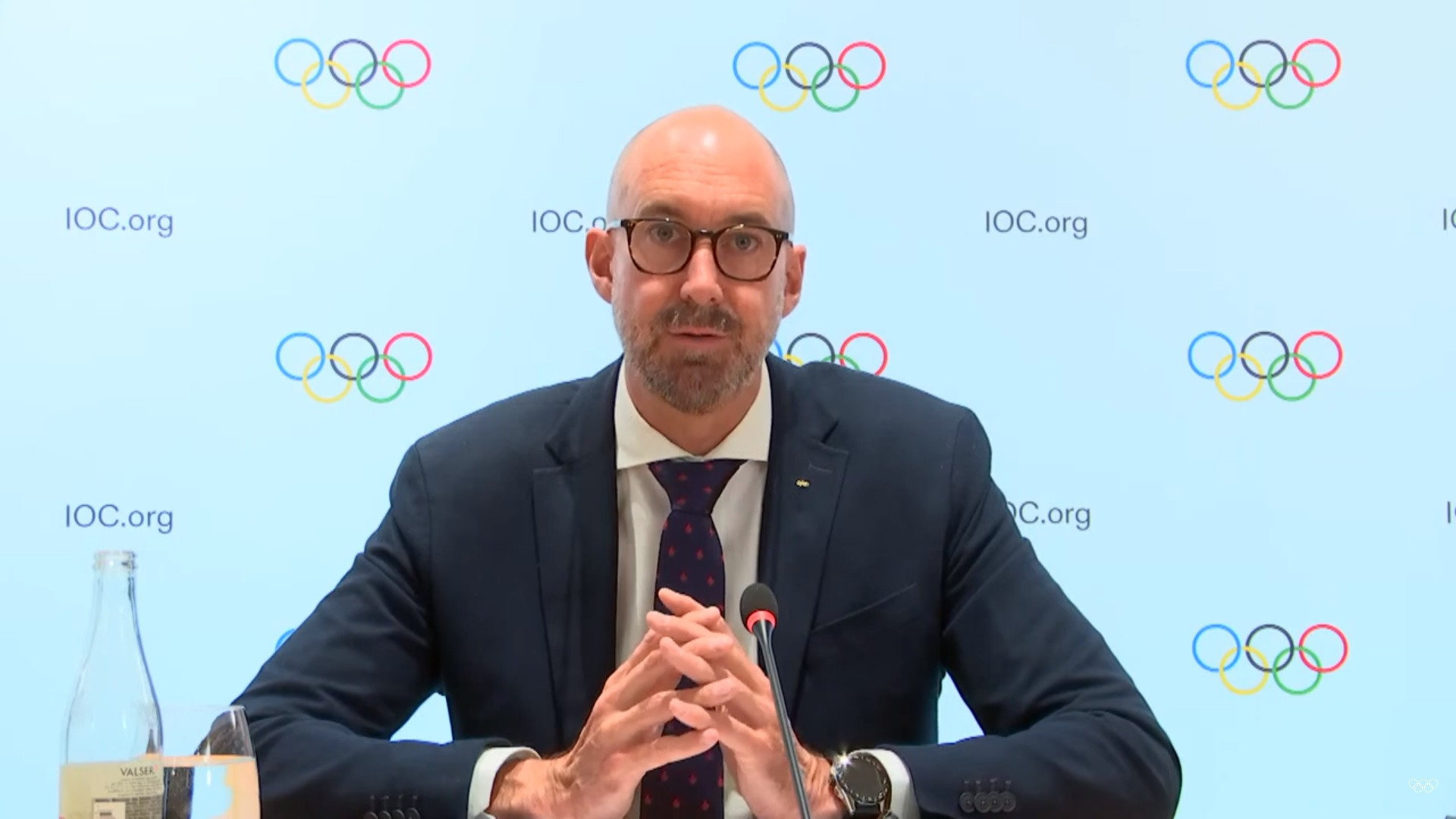 IOC director of NOC relations and Olympic Solidarity James Macleod suggests disapproval over China's decision in a visa saga ©IOC
