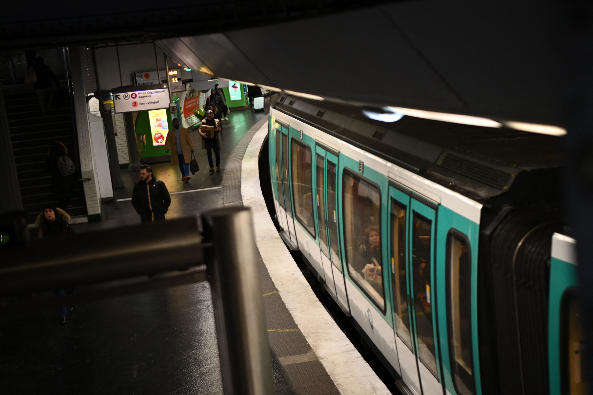 Thousands of trains to be revamped in Paris metro expansion for Olympics