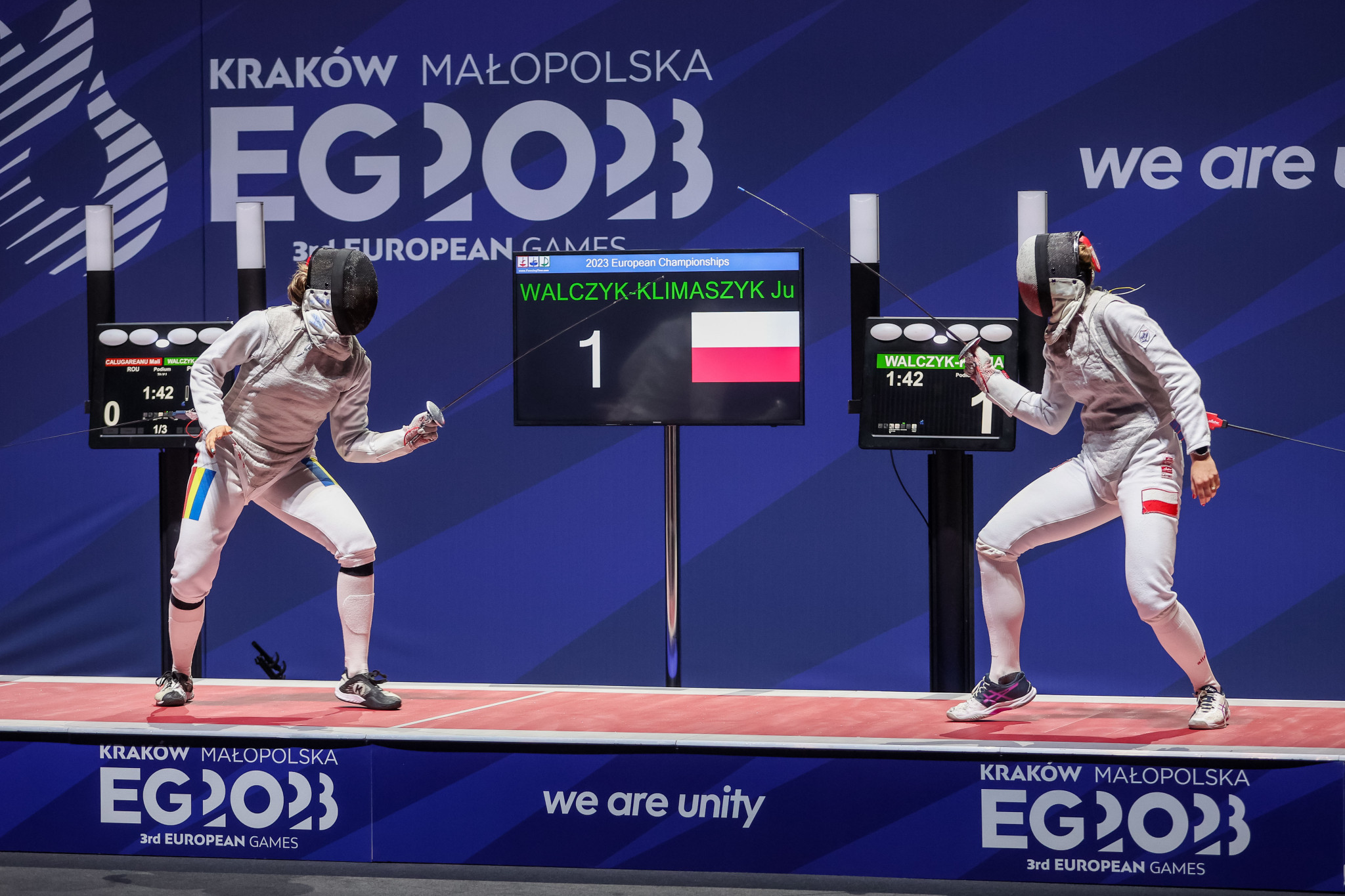 Julia Walczyk-Klimaszyk, right, provided a home victory for Poland in the women's foil on the first day of fencing finals in Krakow ©Kraków-Małopolska 2023