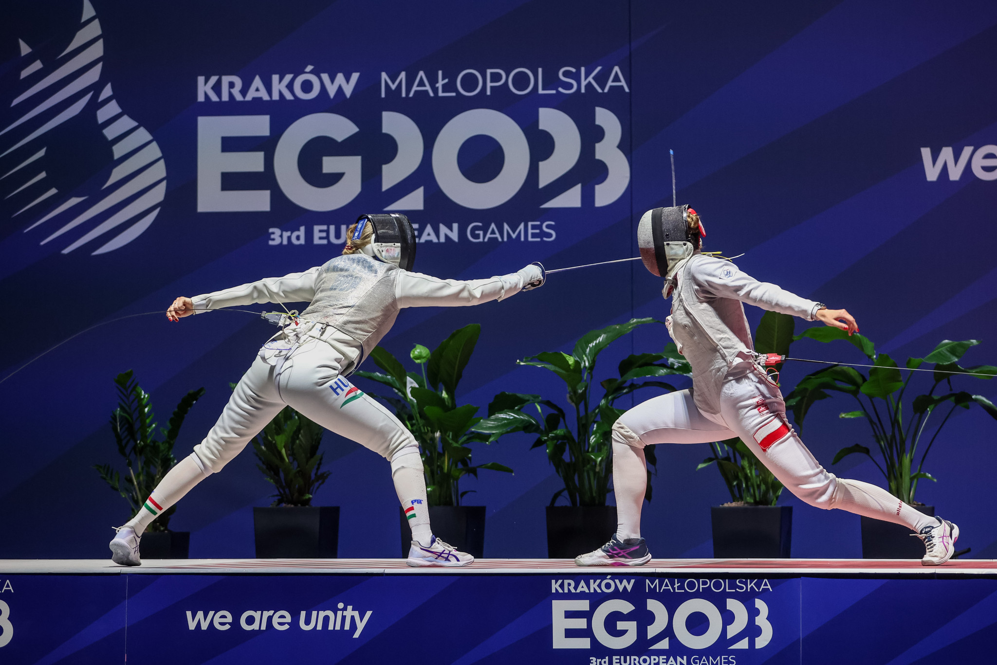 Julia Walczyk-Klimaszyk of Poland, right, beat Hungary's Flóra Pásztor, left, to the first fencing gold of Kraków-Małopolska 2023 in the women's foil final ©Kraków-Małopolska 2023