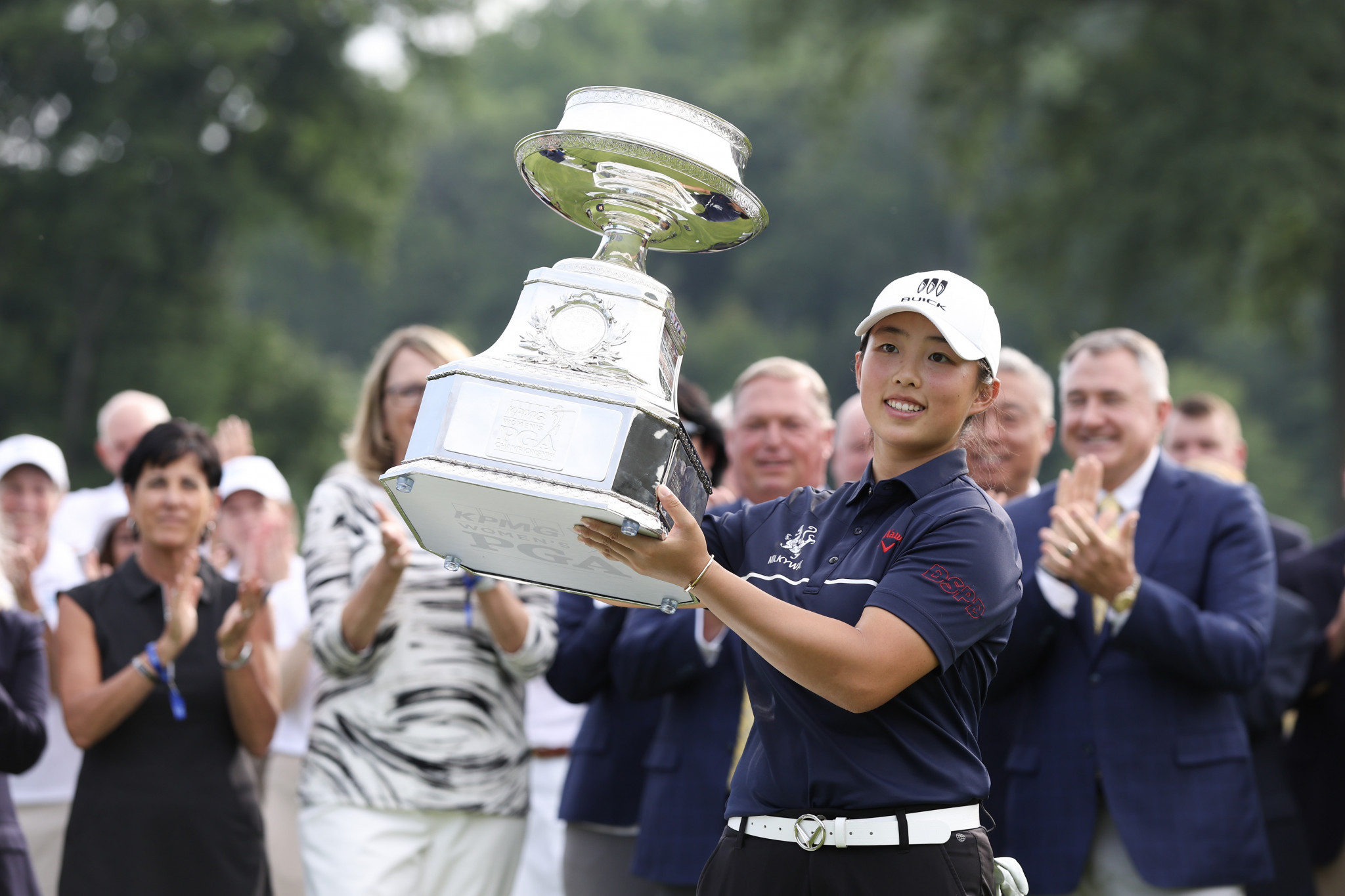 China's Yin Ruoning lifts the Women's PGA Championship trophy after coming out on top in a dramatic final day in New Jersey ©Getty Images