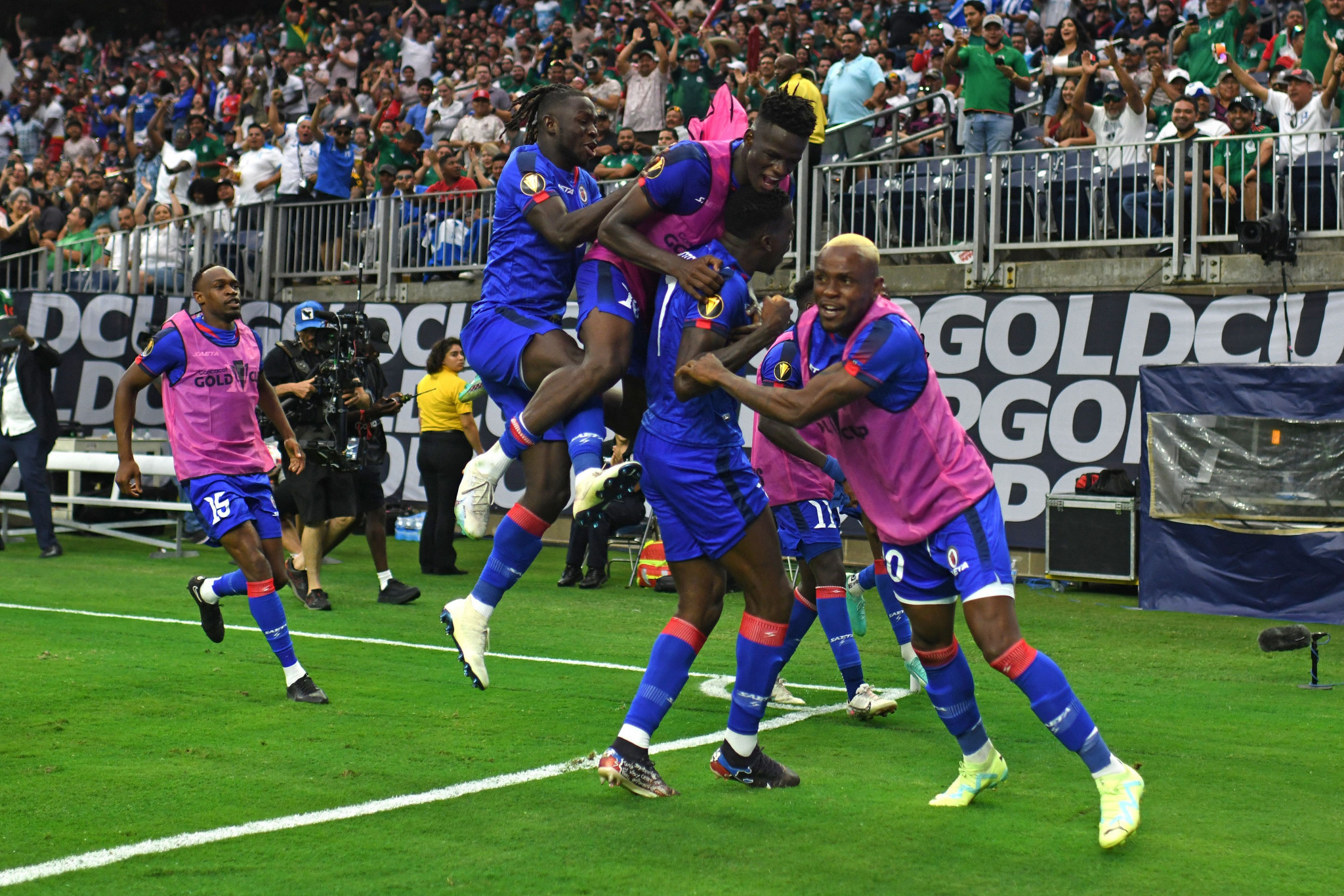 Haiti celebrate after Frantzdy Pierrot scored the winner against Qatar ©Getty Images