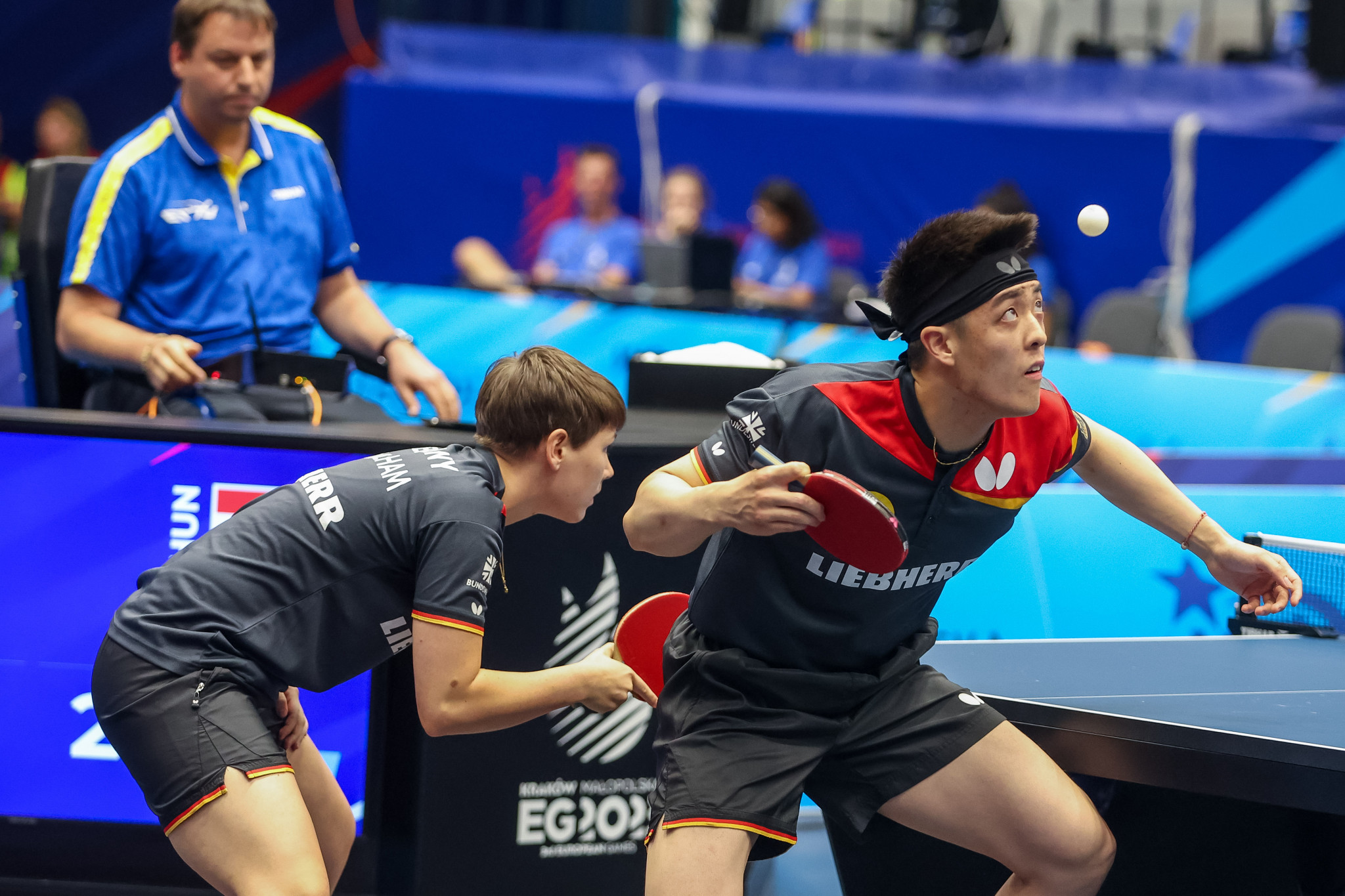 Dang Qiu, right, and Nina Mittelham, left, won the mixed doubles table tennis gold to secure the first Paris 2024 direct qualification place at Kraków-Małopolska 2023 ©Kraków-Małopolska 2023