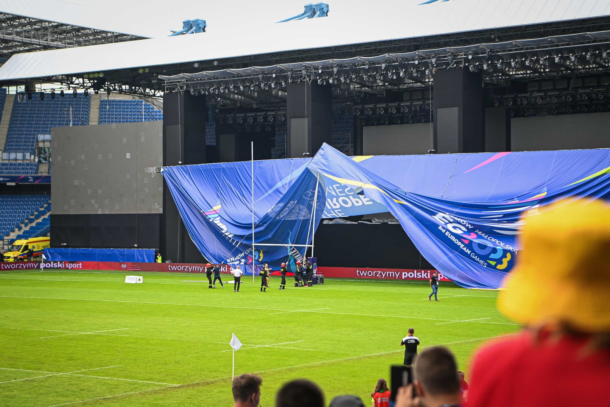 There were remarkable scenes as play in the rugby sevens was delayed by an hour when the goalposts became tangled with the tarpaulin in the wind ©Kraków-Małopolska 2023 