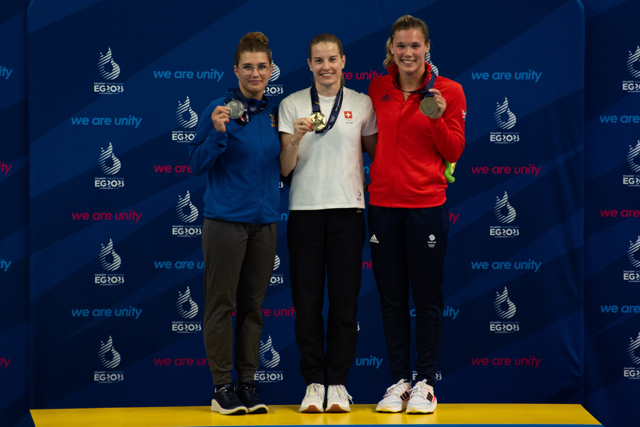 Michelle Heimberg, centre, claimed a dramatic success for Switzerland in the women's 1m springboard by just 0.15 points ahead of Sweden's Emilia Nilsson Garip, left ©Kraków-Małopolska 2023