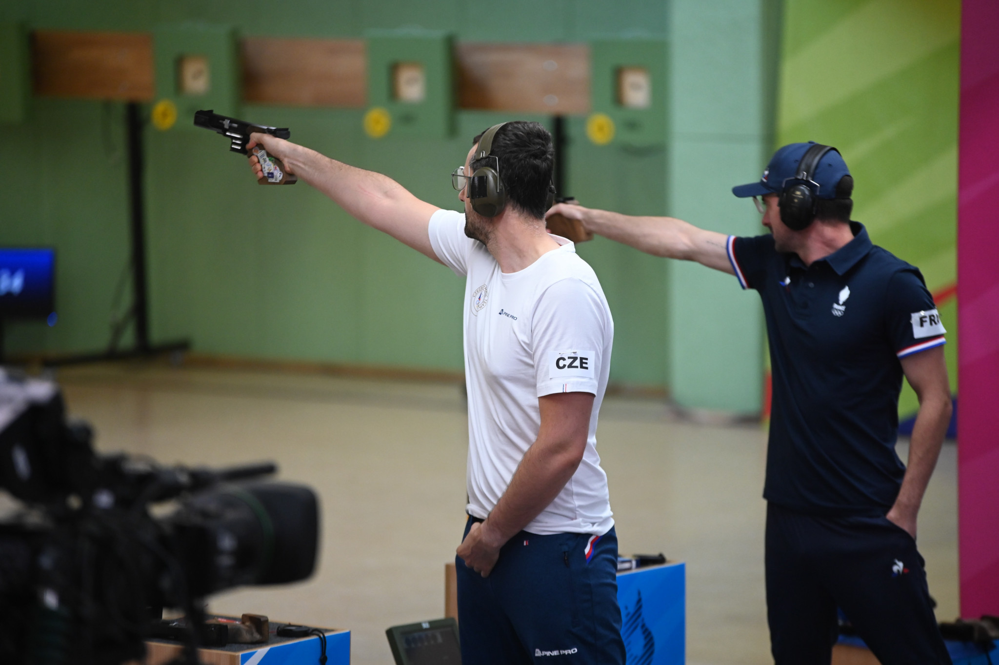Martin Podhráský of the Czech Republic, left, won the men's 25m rapid fire pistol bronze and a Paris 2024 quota place because the top two had already secured theirs ©Kraków-Małopolska 2023