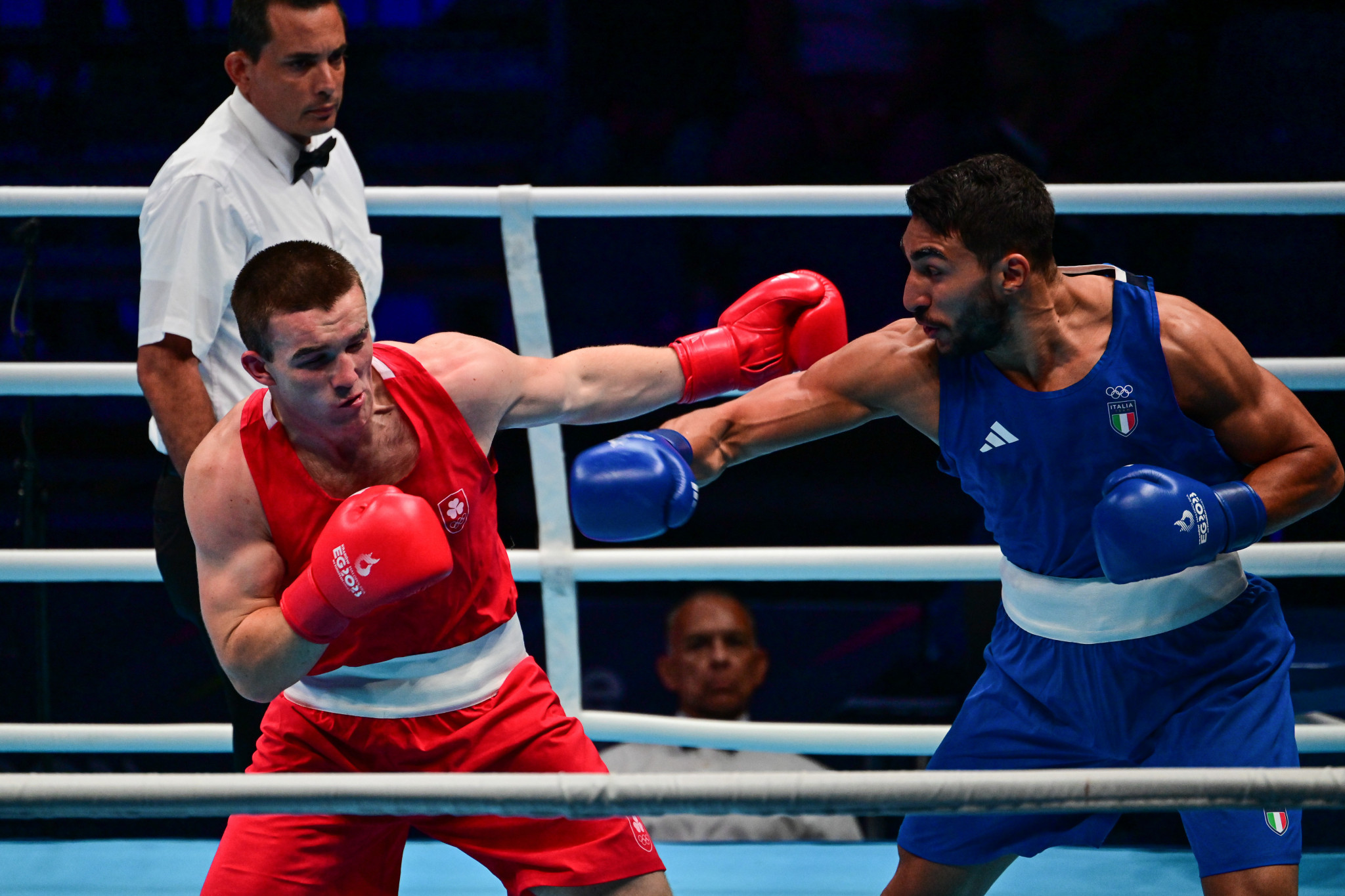 Aziz Abbes Mouhiidine of Italy, right, won the men's under-92kg boxing title at the European Games against Ireland's Jack Marley, left ©Kraków-Malopolska 2023