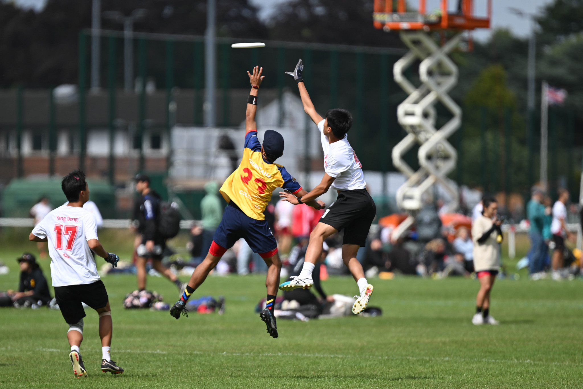 Flying disc players reach for the disc during an entertaining opening day of competition in Nottingham ©WFDF