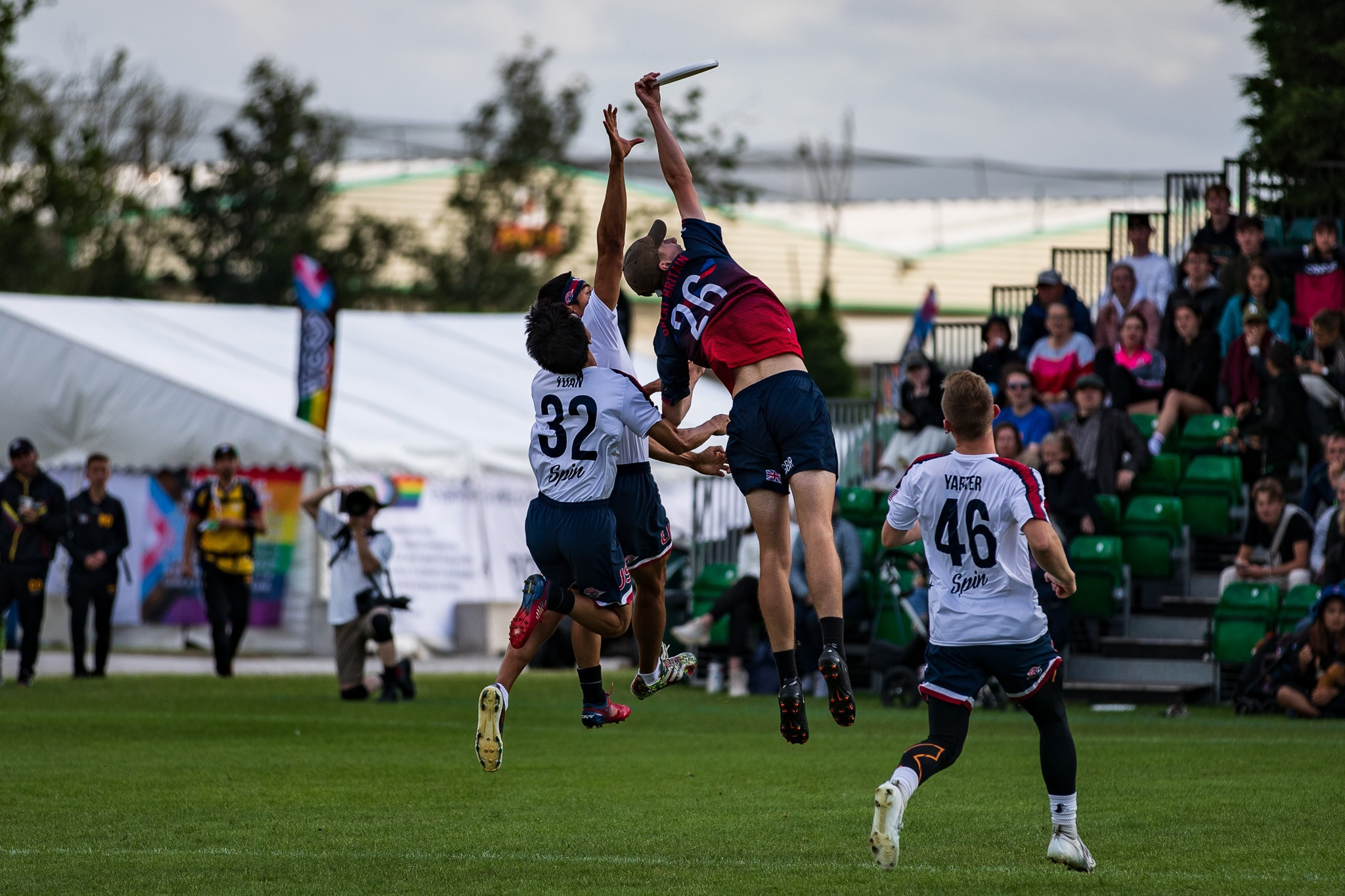 The Nottingham crowd were captivated by the athleticism of the flying disc players ©WFDF