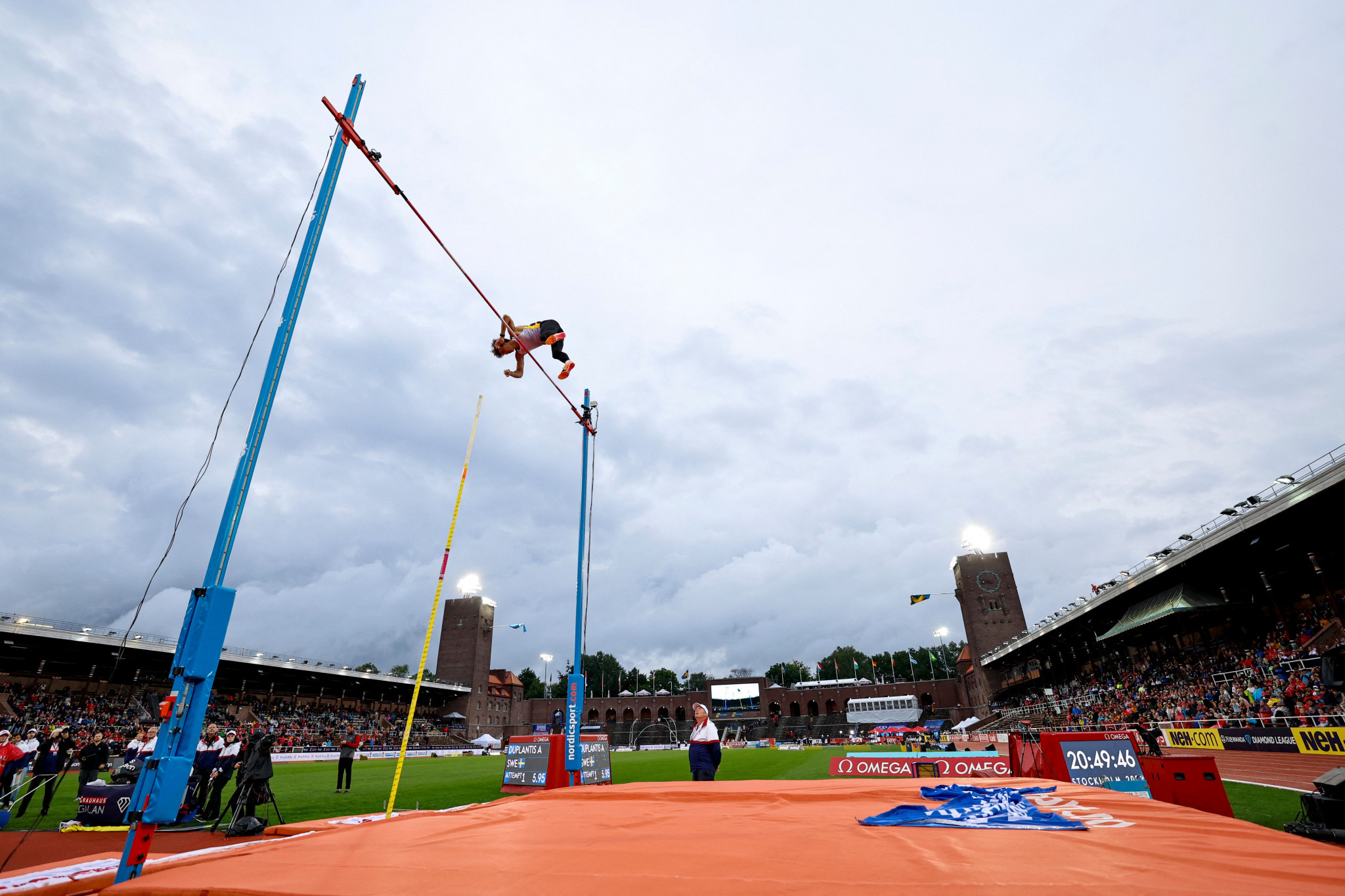 Home hero Mondo Duplantis won a men's pole vault that finished more than an hour after the rest of the Stockholm Diamond League meeting due to wet weather ©Getty Images