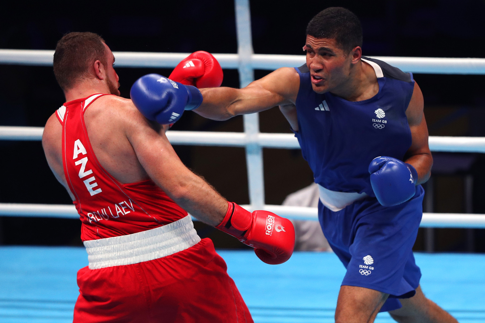 Delicious Orie of Britain, right, won the final boxing gold at the European Games with victory over Azerbaijan's Mahammad Abdullayev, left, in the men's over-92 kg ©Kraków-Malopolska 2023