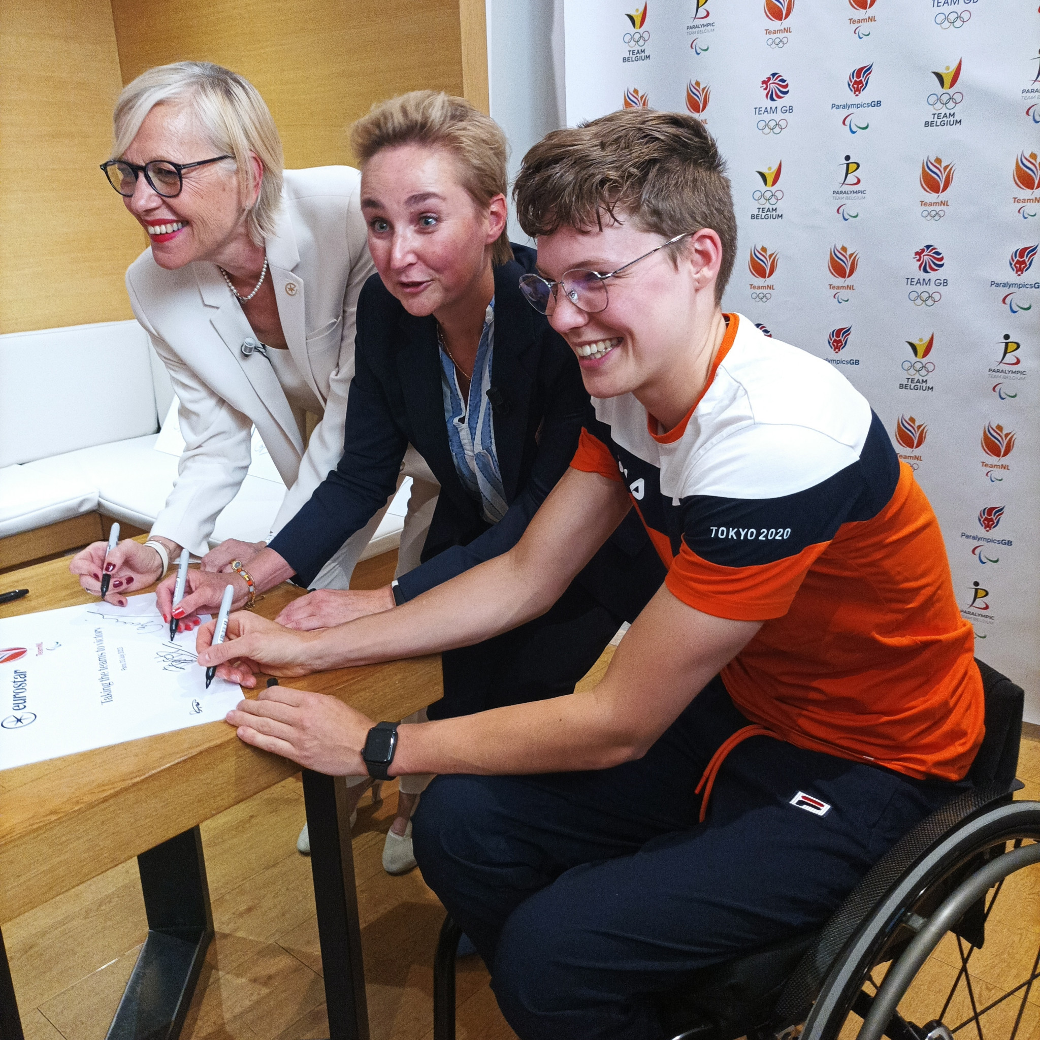 World wheelchair basketball player Bo Kramer, right, signed the deal which will ensure the Dutch team travels to Paris 2024 by Eurostar ©ITG