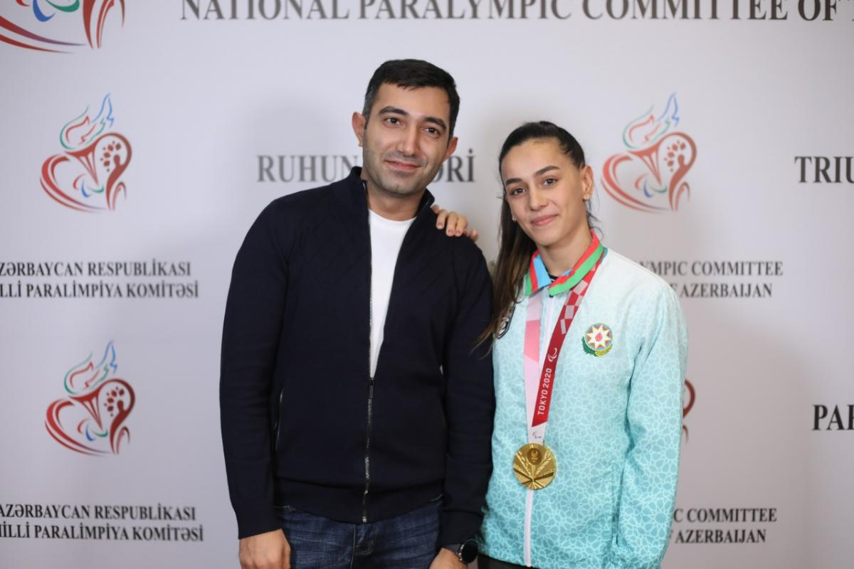 Rufat Hajili's wife Sevda Valiyeva, right, was among Azerbaijan's gold medallists at Tokyo 2020 ©IPC