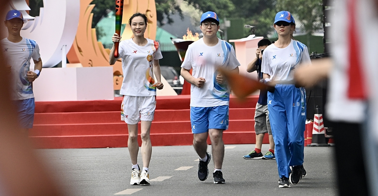 Five-time Olympic diving champion Wu Minxia carried the Torch for the Chengdu 2021 Summer World University Games as it returned to the host city ©Chengdu 2021
