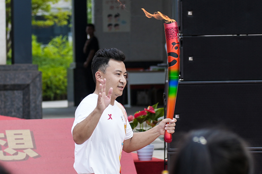 Feng Zhe, double Olympic gymnastics gold medallist at London 2012, began the Chengdu 2021 Torch Relay as it travelled around Yinbin ©Chengdu 2021