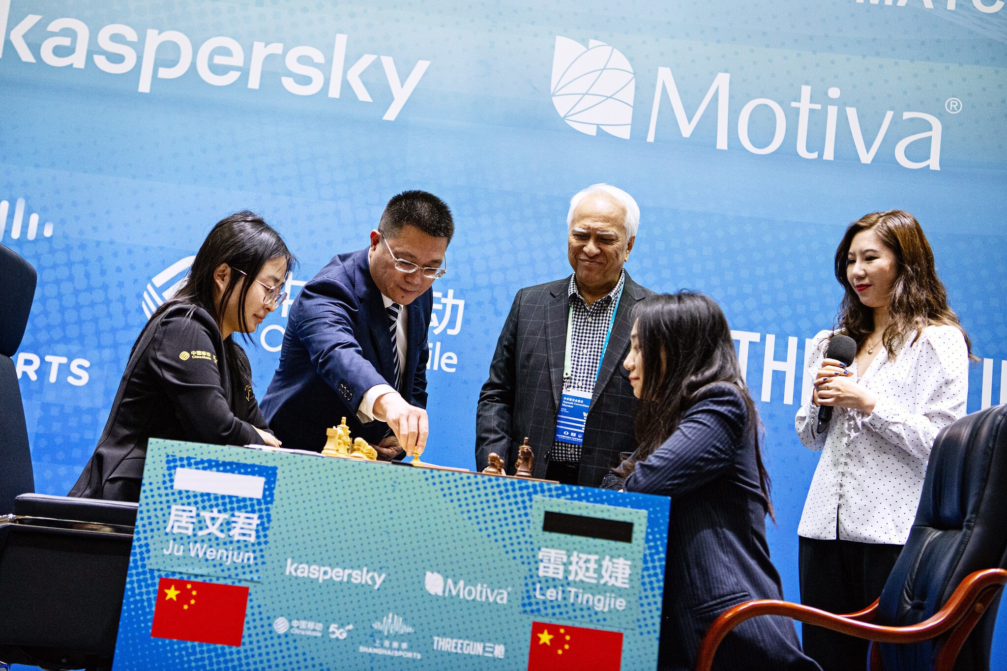 President of the Hong Kong Chess Federation KK Chan makes the ceremonial first move before game two of the FIDE Women's World Championship Match ©FIDE/Stev Bonhage
