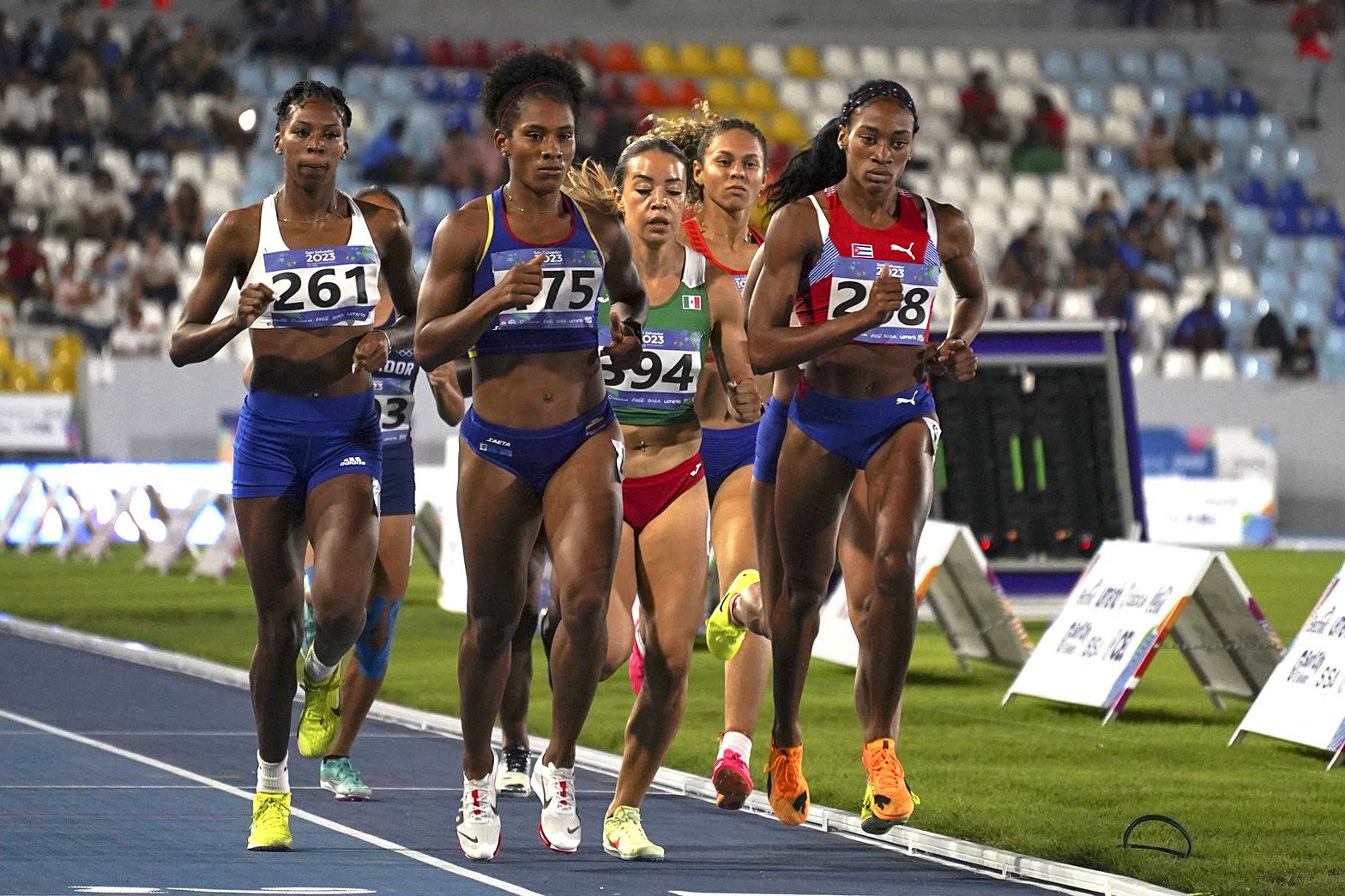 Marys Petterson of Cuba, right, won the 800m race to take heptathlon gold at the Games ©Getty Images
